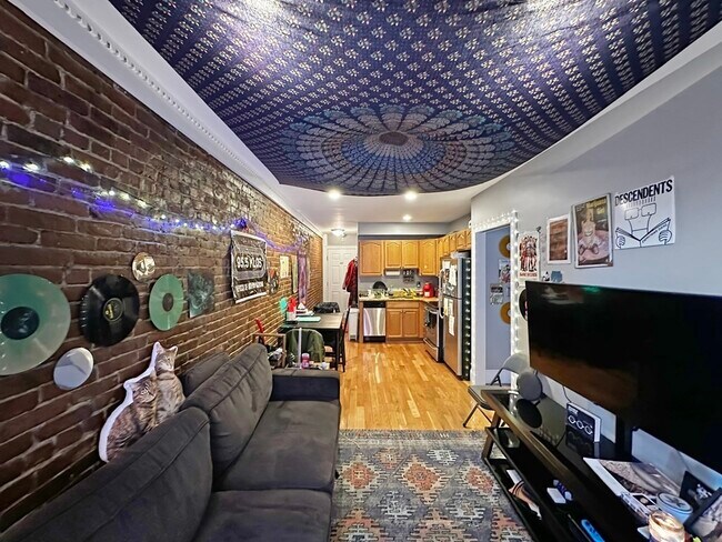 Building Photo - 493 Beacon St