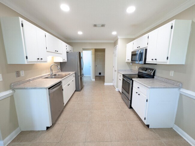 Building Photo - 437 Bridgewater Ct