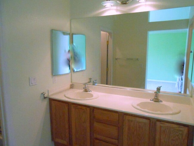 Building Photo - Beautiful Spacious 2 Story Home in Northwest