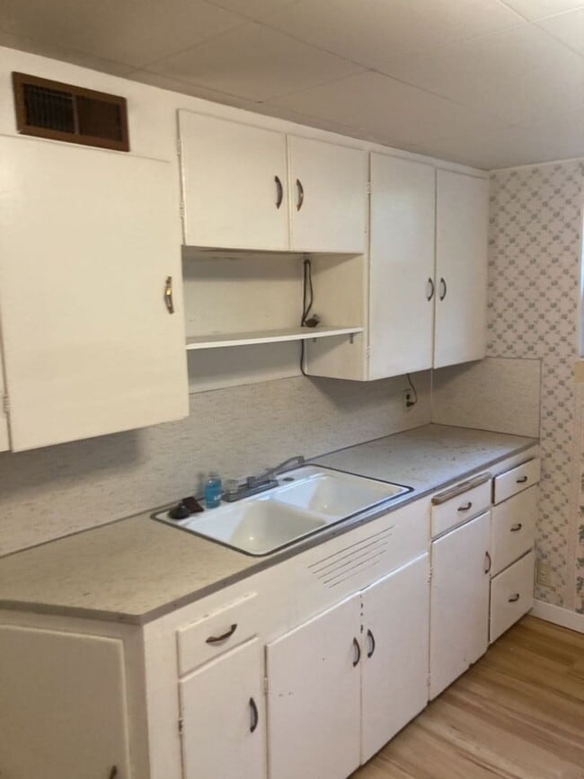 Building Photo - Move-In Bonus - 2 bed, 1 bath Basement Apa...