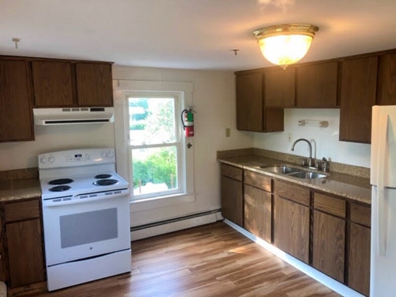 Building Photo - 15 Schoolhouse Ln