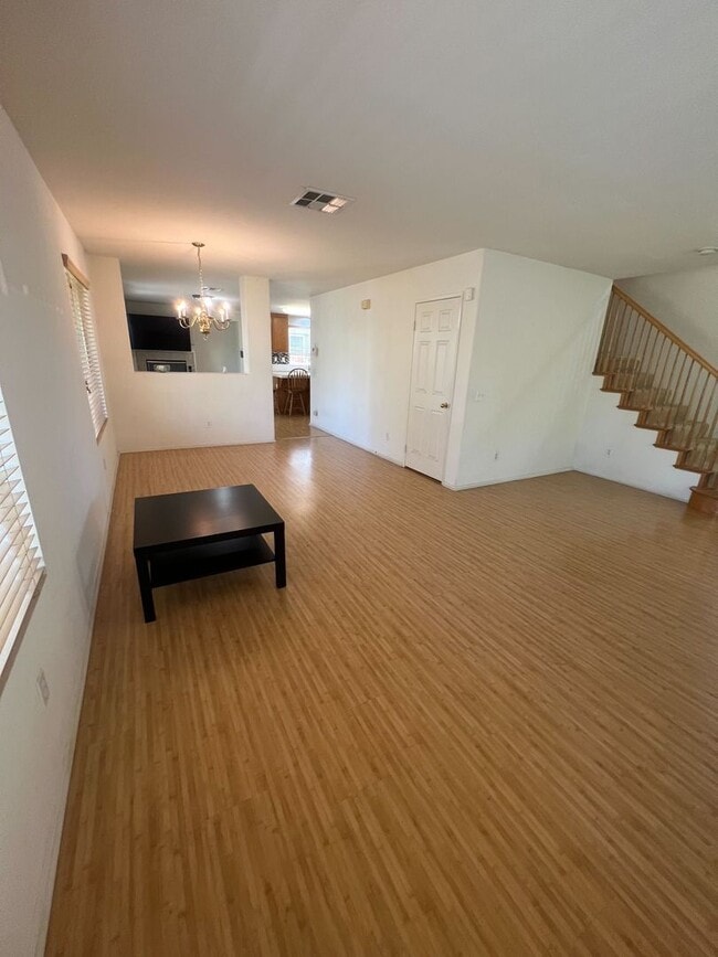 Building Photo - Spacious 6-Bedroom Home with Loft in Prime...