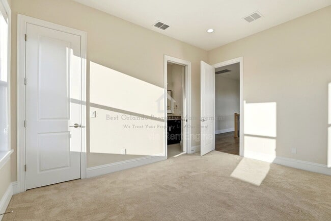 Building Photo - 705 Largovista Dr
