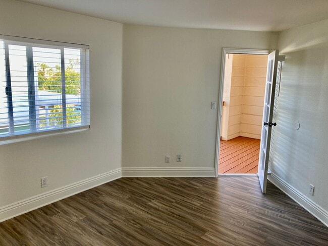 Building Photo - Upcoming!! 2 Bed/1 Bath Condo Apt.  Blocks...