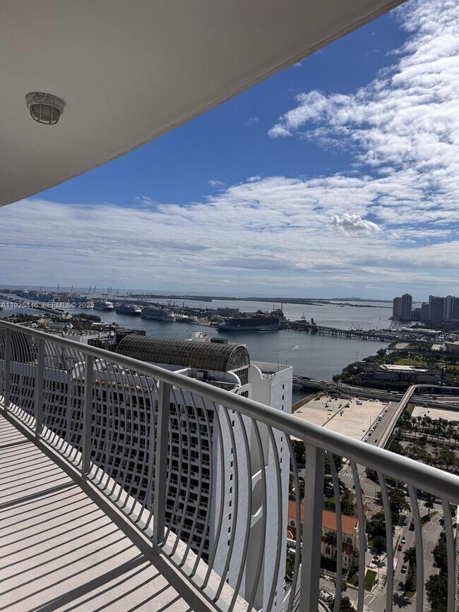 Building Photo - 1750 N Bayshore Dr