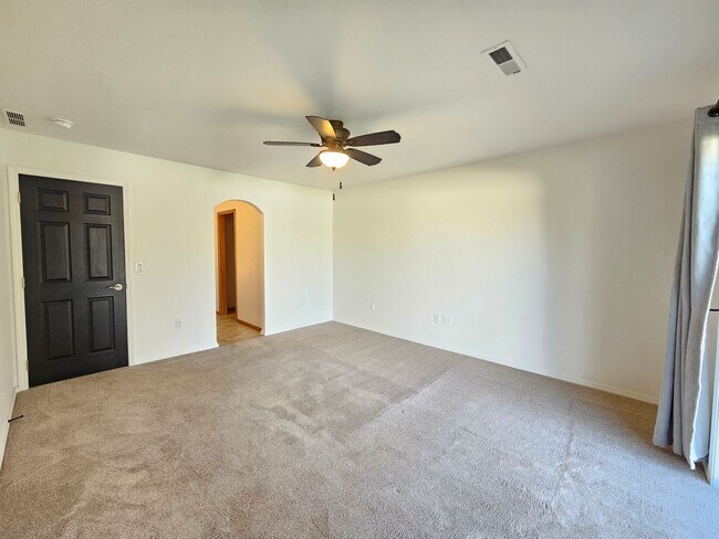 Building Photo - $1,995 - 2 Bed / 2 Bath Beautiful House in North Spokane with Oversized Garage