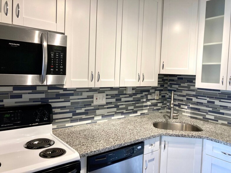 Building Photo - 10260 Ridgeline Dr