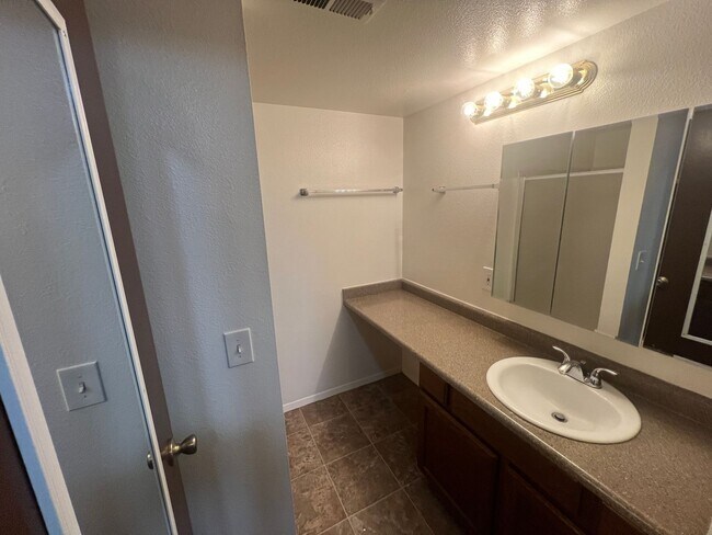 Building Photo - Spacious 2 bed/2 bath in Millcreek-**Move in Special-1/2 off first month**