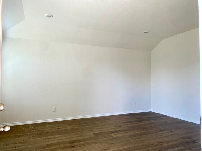 Building Photo - 5111 Knob Hl Dr