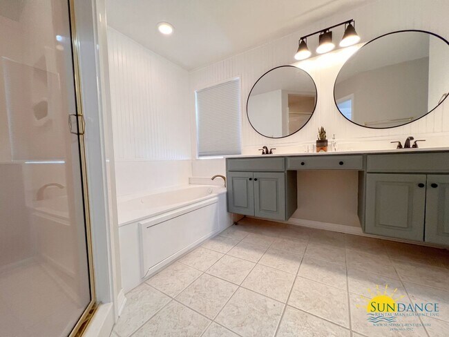 Building Photo - Custom Furnished 4 bed 3.5 bath in Emerald Bay!