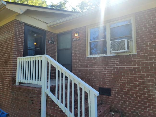 Building Photo - Cute Bungalow Apartment