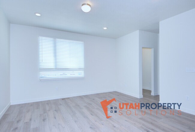 Building Photo - 962 W 500 S