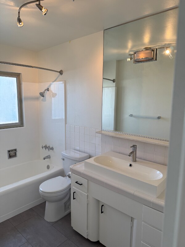 Building Photo - 777 E San Lorenzo Rd
