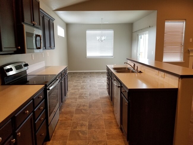 Building Photo - Single level home with 4 bedrooms and open floor plan UNFURNISHED