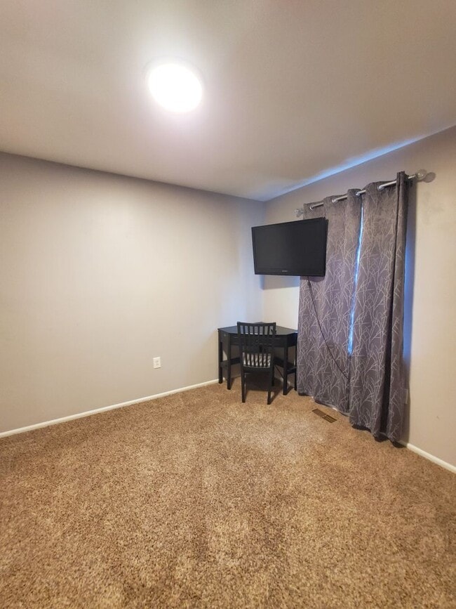 Building Photo - Spacious end-unit townhouse, with elegant kitchen, 3-bedrooms & attached garage