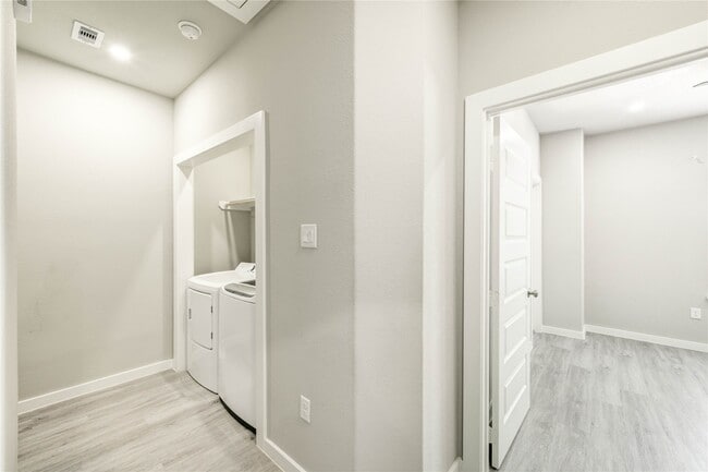 Building Photo - 8157 Tate St