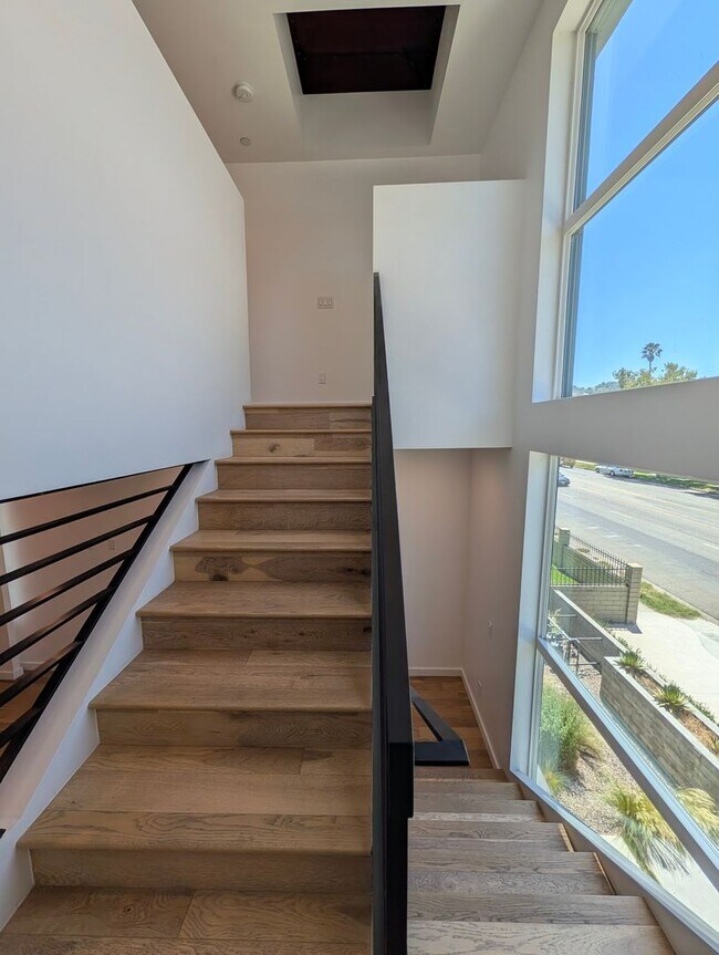 Building Photo - 4260 Laurel Canyon Blvd