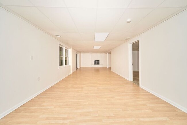 Building Photo - Spacious 3 Bedroom with Finished Basement ...