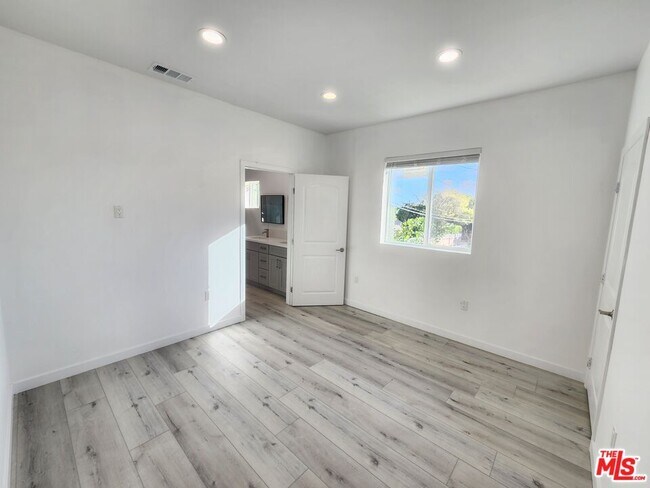 Building Photo - 11618 Balboa Blvd