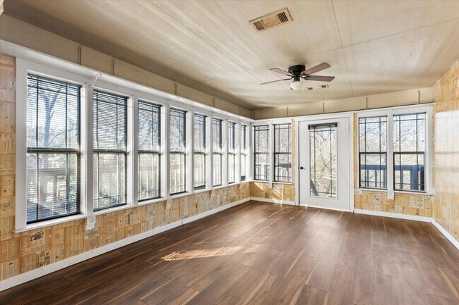 Building Photo - 1005 Center Cir