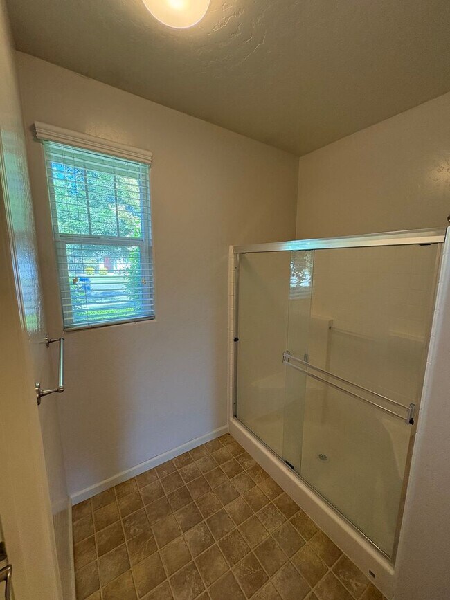 Building Photo - Lovely home available now!