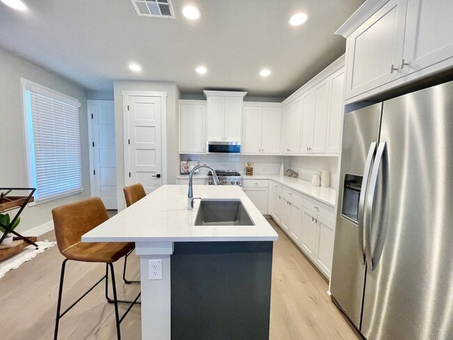 Building Photo - 311 E Evergreen St