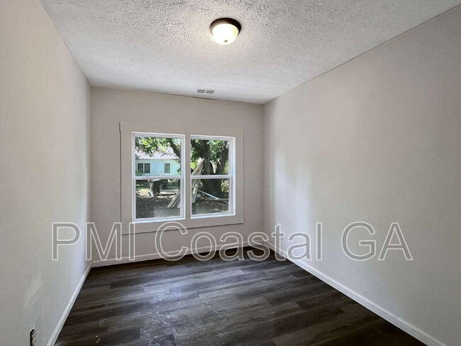 Building Photo - 1121 E 53rd St