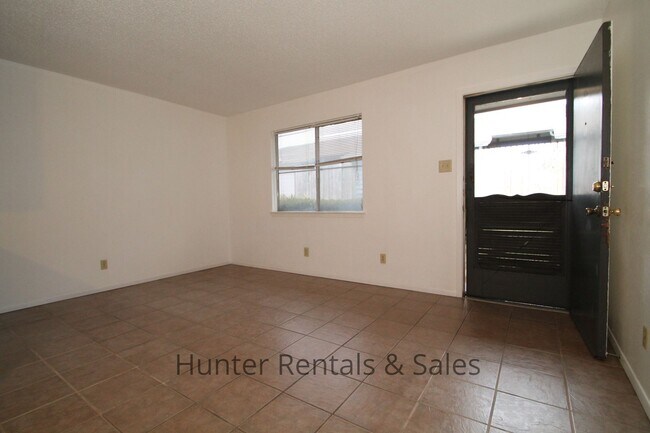 Building Photo - Water paid on this 1 bedroom close to post!