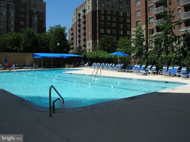 Building Photo - 3800 Fairfax Dr