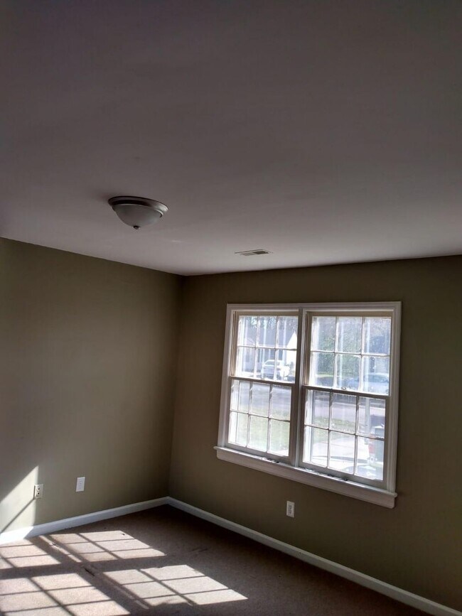 Building Photo - 1809 E Trail Dr SE