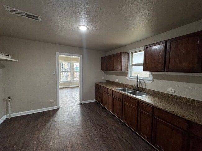 Building Photo - 3 Bed / 2 Bath Home in South San Antonio – Easy Access to I-10 & I-37