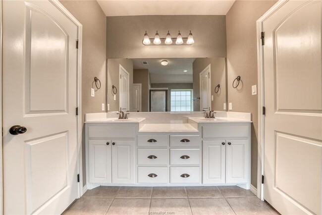 Building Photo - Available August 2026! Adorable 3/2 House in South College Station!