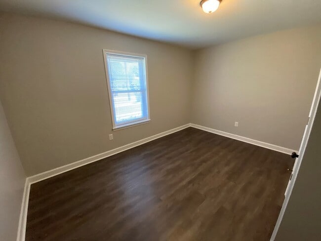 Building Photo - 902 Landview Dr