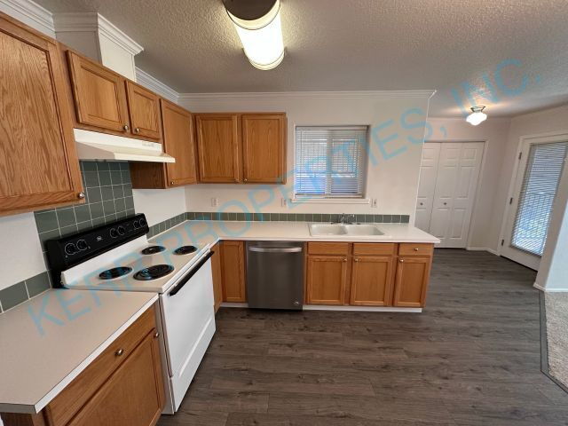 Building Photo - FREE RENT! Charming 2-Bed Condo Retreat in Milwaukie – Cozy 900 Sq Ft Living!