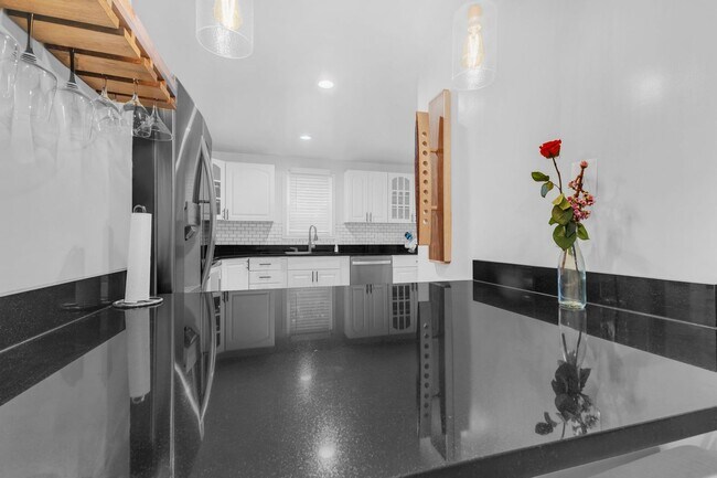 Building Photo - Beautifully Updated End-Unit Townhome in P...