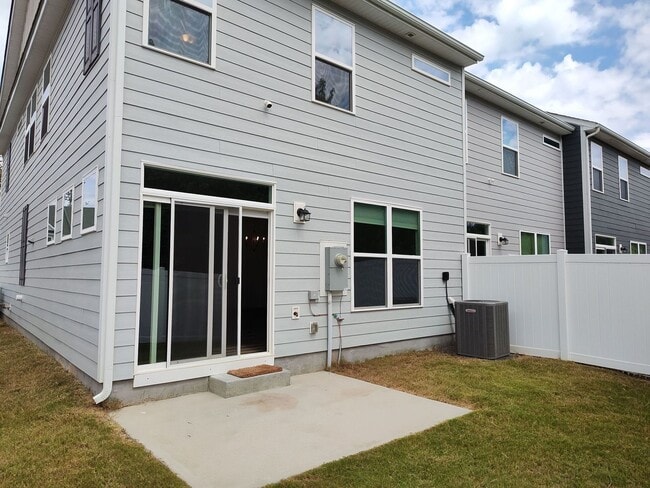 Building Photo - Charming End Unit Townhome located in the ...