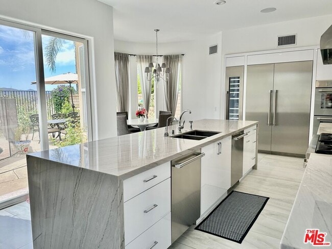 Building Photo - 6076 Alexandra Ct