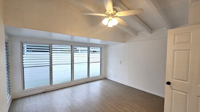 Building Photo - 5 bedroom, vaulted ceilings, breeze and gr...