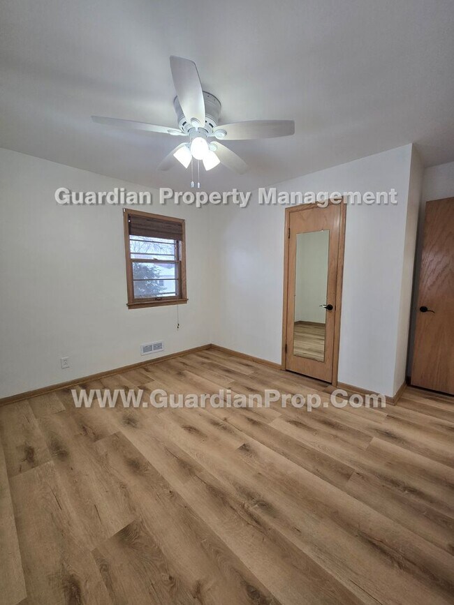 Building Photo - Available now and move-in special! House with extra office/bonus room! new LVP flooring throughou...