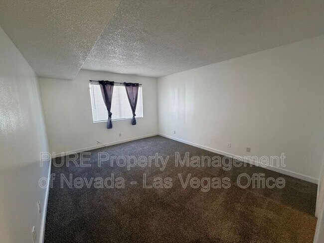 Building Photo - 1405 E Vegas Valley Dr