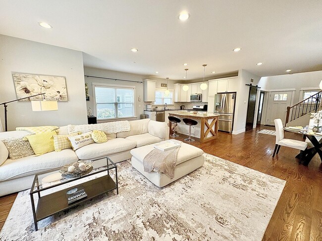 Building Photo - 718 N Alexander Ave