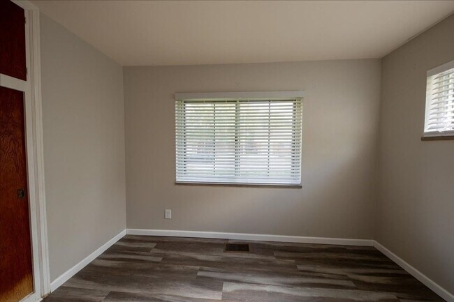 Building Photo - **Charming Family Home in Top-Rated School...