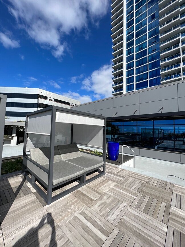 Building Photo - ** 2 BEDROOM 2 BATH** 2 covered PARKING, O...
