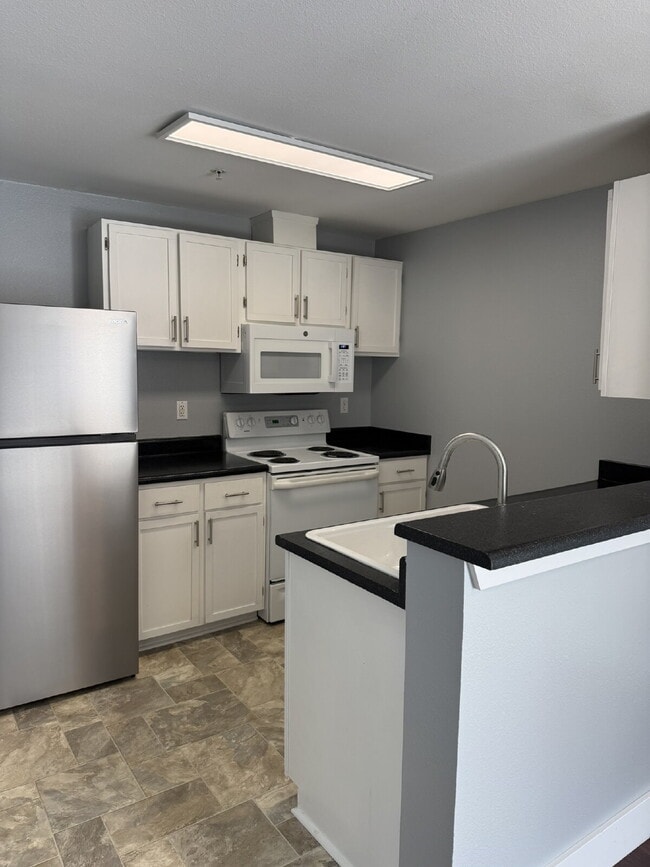 Building Photo - Charming & Spacious 1 Bedroom Condo Retreat in Renton