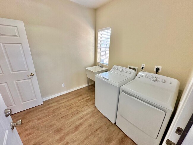 Building Photo - Beautiful 3 bedroom, 3 bathroom home with ...