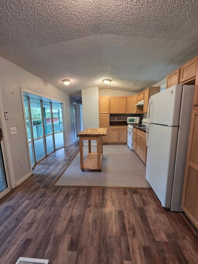 Building Photo - 8 Twins Ln