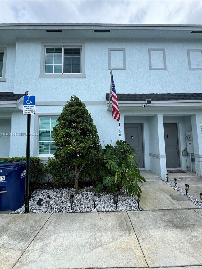 Building Photo - 1009 NW 4th Ter