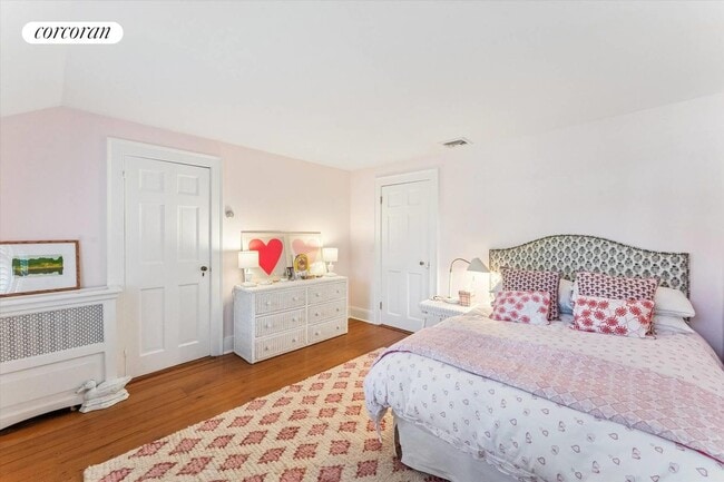 Building Photo - 20 Quogue St
