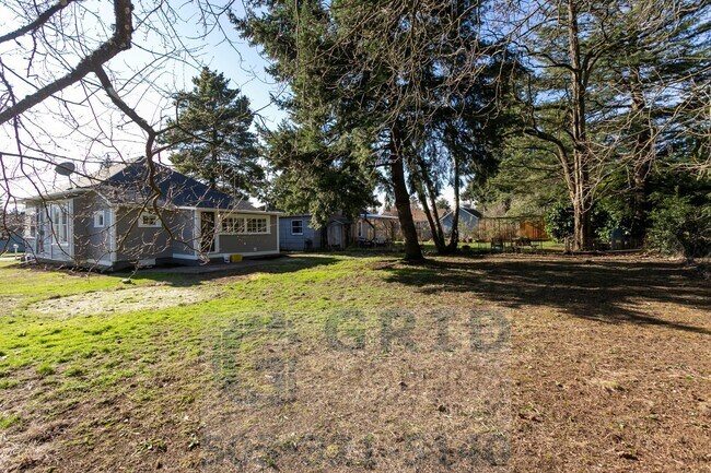 Building Photo - Two Bedroom Craftsman Home Available in th...