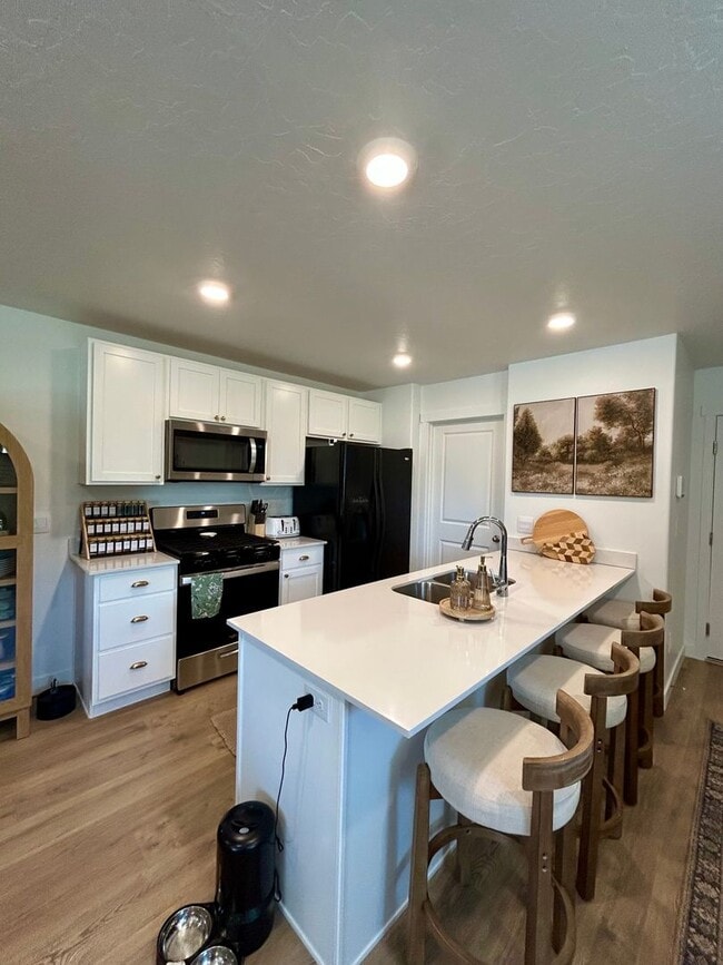 Building Photo - End Unit 3 bed 2 bath Townhome in Spanish ...
